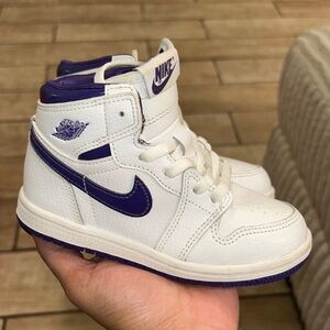 NIKE 1s